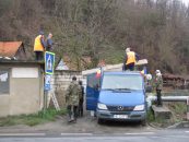 Voluntarii s-au apucat de muncă de dimineaţă, în ciuda frigului şi-a curenţilor reci de lângă şosea.