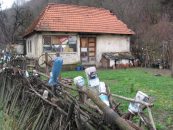 Casa veche, serios degradată.