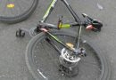 Pericol în trafic! Bărbat beat criță, căzut de pe bicicletă pe carosabil