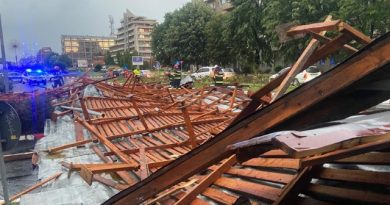 Acoperișuri smulse de vânt și mai multe mașini avariate, în urma unei furtuni la Deva