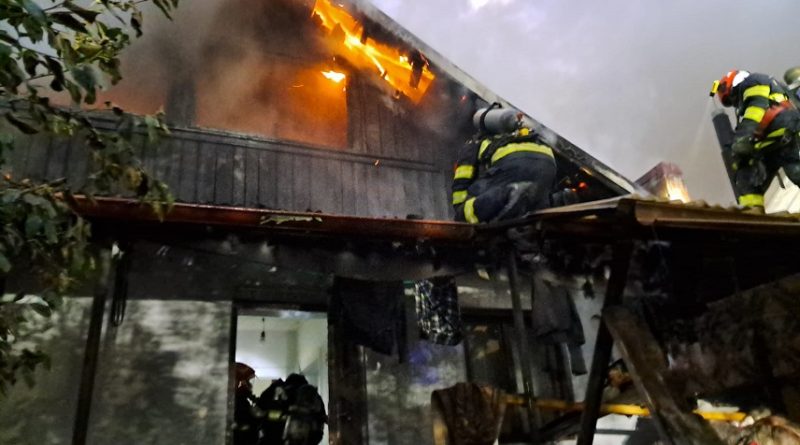 Incendiu la o casă din Petroșani, stins de pompieri