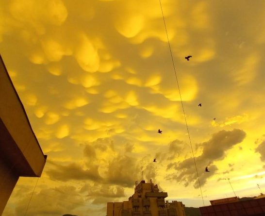 Fenomen spectaculos la Deva. Cerul s-a umplut de „pungi cu nori”