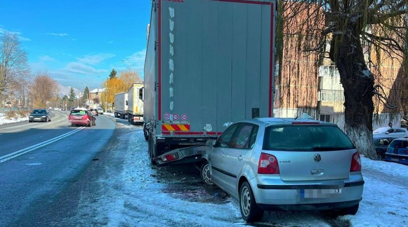 Accident rutier la Petroșani, în care au fost implicate un autoturism și un autocamion care staționa