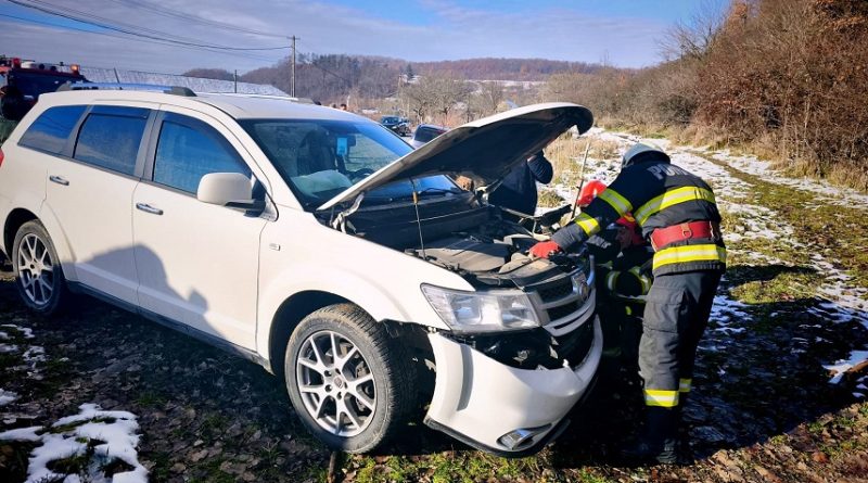 Circulați cu prudență! Două autoturisme au părăsit carosabilul pe drumul DJ 672