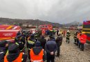 Locomotiva unui tren, care transporta deșeuri radiologice, a luat foc. Două persoane au fost surprinse de incendiu (exercițiu ISU Hunedoara)