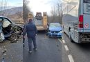 Accident rutier pe DN 66, între o mașină și un camion. În urma impactului a fost acroșat și un autobuz în care se aflau 45 de copii