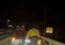 Polițiștii nu dau doar amenzi! Un tânăr șofer a fost ajutat să iasă din trafic, în siguranță, după ce mașina a rămas blocată pe DN 7