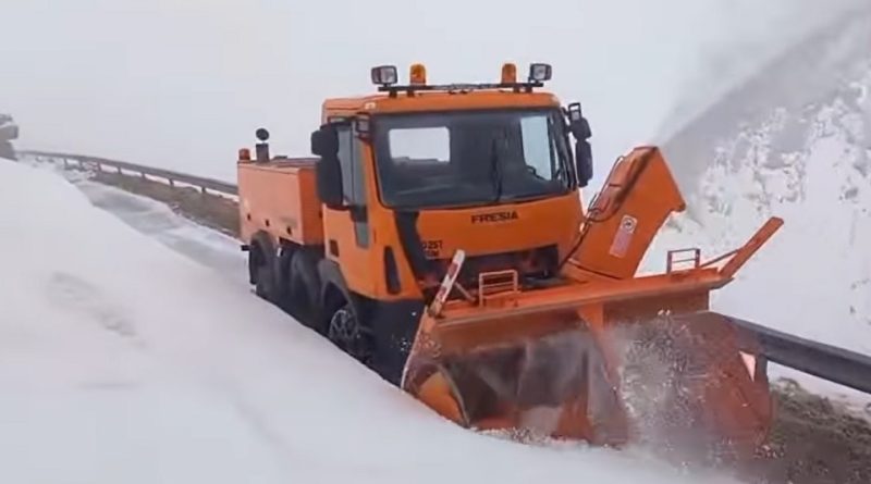 Transalpina, curățată de zăpadă: utilajele intervin pe sectorul Rânca – Obârșia Lotrului